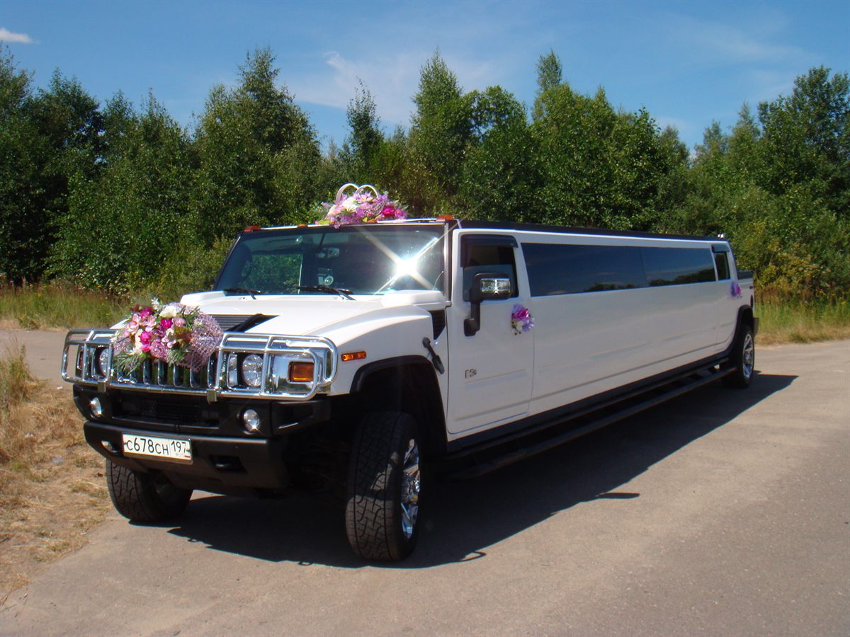Белый лимузин Hummer 678 на дороге