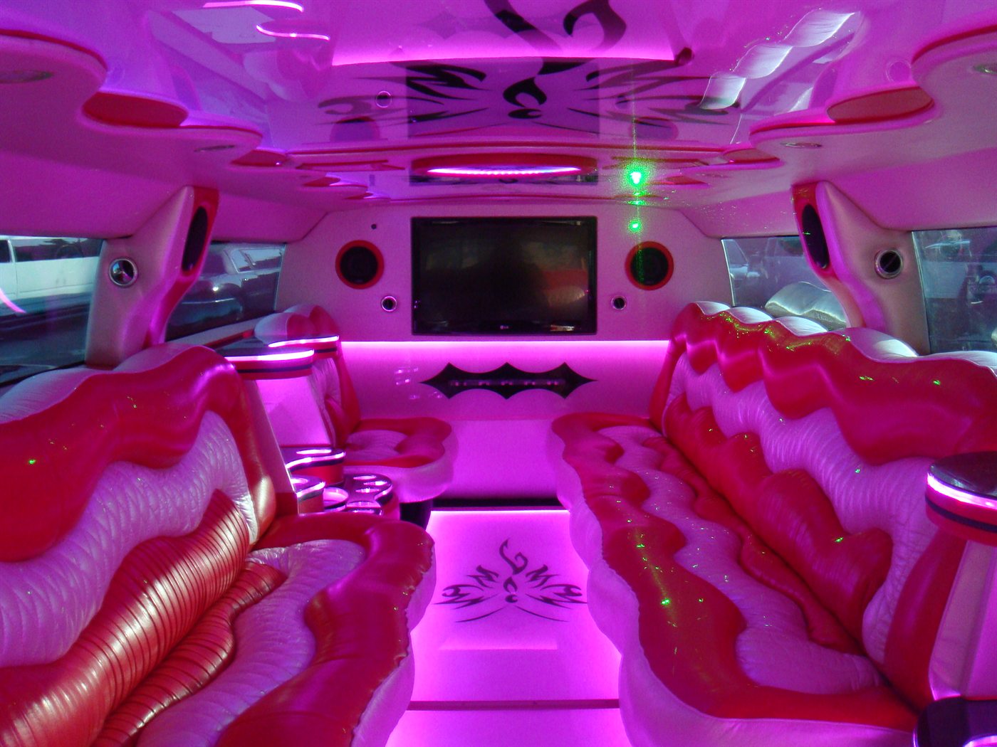 Салон Hummer 678 с розовой подсветкой и диско-потолком