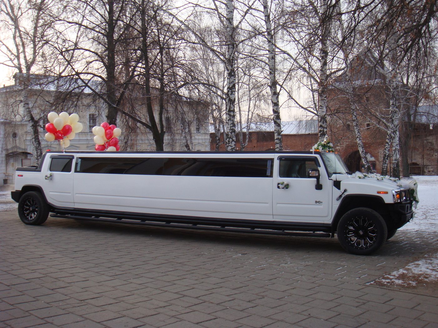 Белый Hummer 678 сбоку у здания