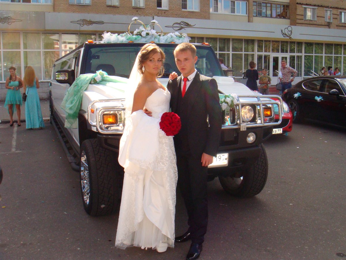 Камиль и Анастасия рядом с Hummer на свадьбе в Орехово-Зуево