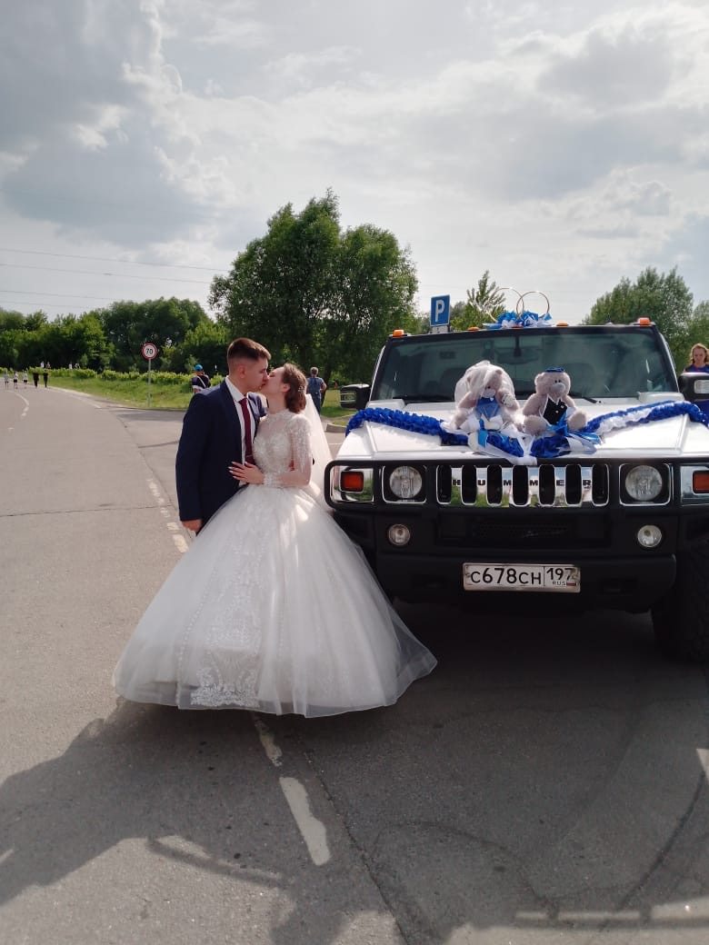 Молодожены рядом с Hummer 678 на свадьбе в Луховицах